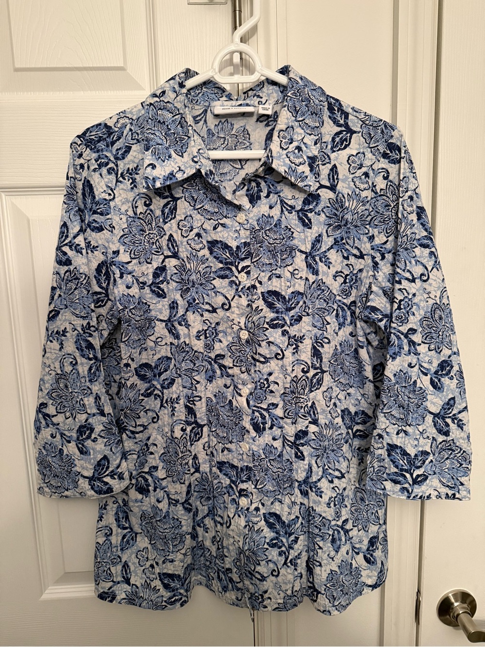 Denim&Co Blue and White Floral Button-Front Shirt